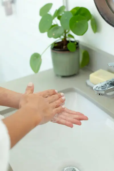 Manos Mujer Caucásica Albornoz Lavándose Las Manos Baño Soleado Higiene — Foto de Stock