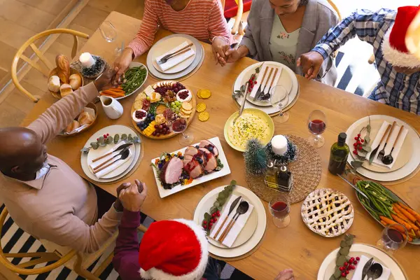 Diverso Grupo Amigos Mayores Diciendo Gracias Cena Navidad Comedor Soleado —  Fotos de Stock