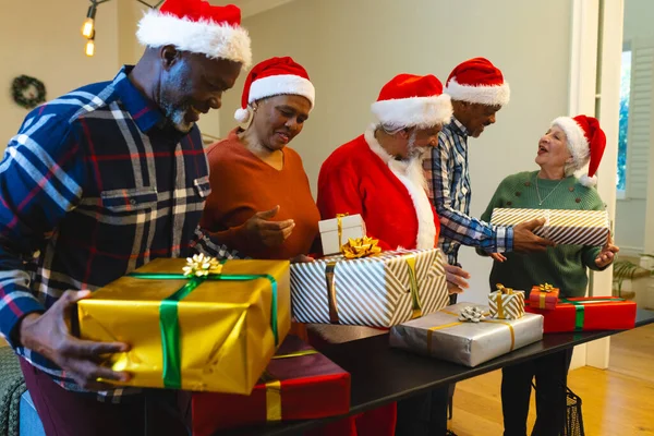 Heureux Homme Biracial Vêtements Père Noël Donnant Des Cadeaux Des — Photo