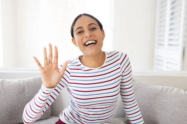 Portret Szczęśliwej Dwurasowej Kobiety Wizytą Wideo Domu Życie Domowe Technologia — Zdjęcie stockowe