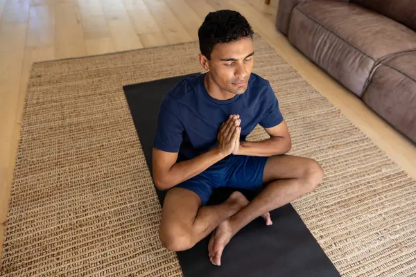 Zweirassiger Mann Beim Yoga Und Meditieren Hause Selbstversorgung Lebensstil Und — Stockfoto