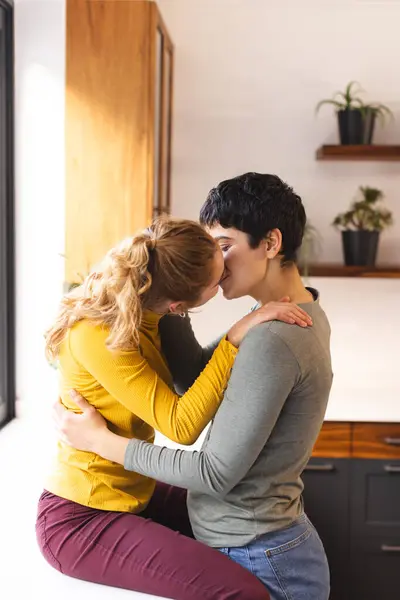 浪漫的一对同性恋情侣在厨房拥抱和亲吻 复制空间 同性恋 家庭生活和生活方式 — 图库照片