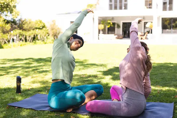 Glückliches Lesbisches Paar Beim Yoga Sonnigen Garten Sommer Schwul Beziehung — Stockfoto