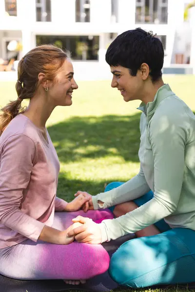 Glad Biracial Lesbisk Par Praktiserar Yoga Sittande Håller Händer Och — Stockfoto