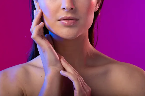 Mulher Caucasiana Vestindo Lustro Lábio Claro Fundo Roxo Cosméticos Maquiagem — Fotografia de Stock