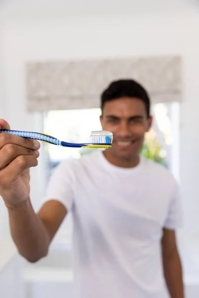 Glücklicher Mann Mit Zahnbürste Badezimmer Hause Selbstpflege Hygiene Lebensstil Und — Stockfoto
