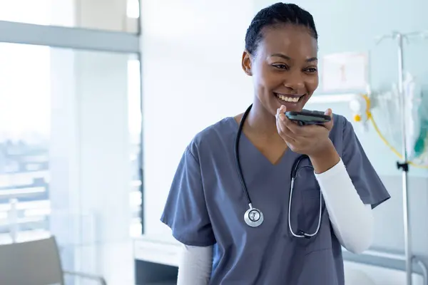 Afro Amerikalı Kadın Doktor Hastane Odasında Akıllı Telefondan Konuşuyor Tıp — Stok fotoğraf