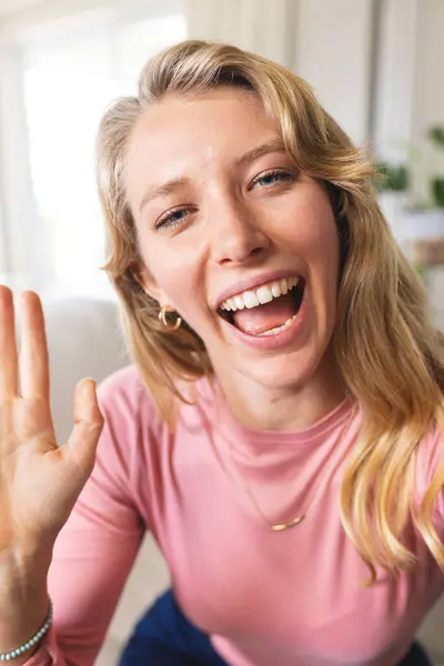 Szczęśliwa Blondynka Biała Kobieta Która Wideo Telefon Macha Ręką Słonecznym — Zdjęcie stockowe