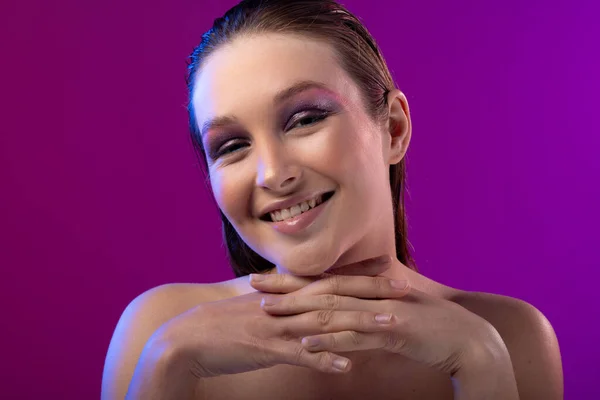 Portrét Bělošky Purpurovém Očním Stínu Purpurovém Pozadí Kosmetika Make Ženská — Stock fotografie