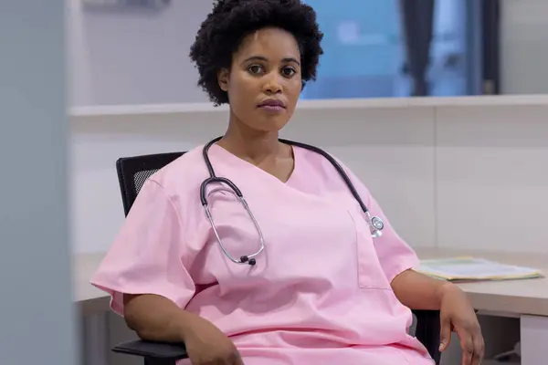 Egy Afro Amerikai Női Orvos Portréja Kórházi Recepción Gyógyászati Egészségügyi — Stock Fotó
