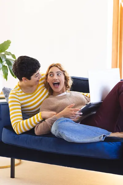Счастливая Удивленная Раса Лесбиянок Расслабляется Диване Используя Ноутбук Вместе Копируя — стоковое фото