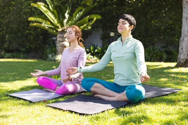 Šťastný Biracial Lesbičky Pár Cvičit Jóga Meditace Sedí Rohožích Slunné — Stock fotografie