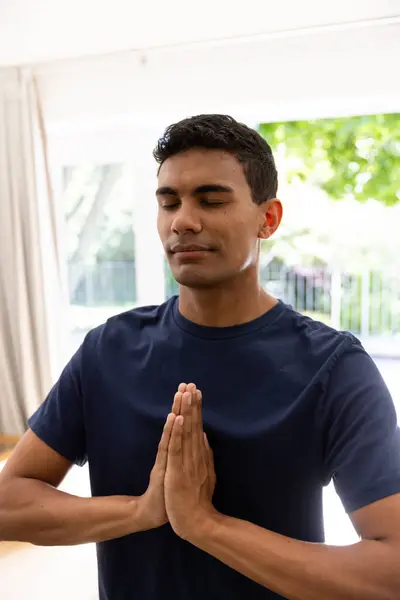 Hombre Biracial Haciendo Yoga Meditando Casa Autocuidado Estilo Vida Vida — Foto de Stock