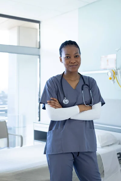 Portrét Šťastné Africké Americké Doktorky Nemocničním Pokoji Léky Zdravotní Péče — Stock fotografie