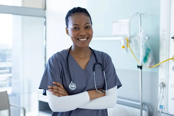 Portrét Šťastné Africké Americké Doktorky Nemocničním Pokoji Léky Zdravotní Péče — Stock fotografie