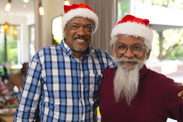 Ευτυχισμένοι Ποικίλοι Ηλικιωμένοι Φίλοι Καπέλα Σάντα Που Αγκαλιάζονται Στο Χριστουγεννιάτικο — Φωτογραφία Αρχείου