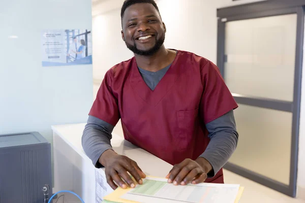 Πορτρέτο Ενός Χαρούμενου Αφροαμερικανού Γιατρού Στην Υποδοχή Του Νοσοκομείου Ιατρική — Φωτογραφία Αρχείου