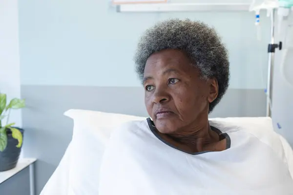Paciente Anciana Afroamericana Acostada Cama Soleada Habitación Del Hospital Medicina —  Fotos de Stock