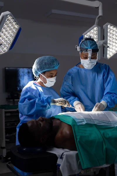 Médicas Com Máscaras Faciais Fazendo Cirurgia Centro Cirúrgico Hospital Medicina — Fotografia de Stock