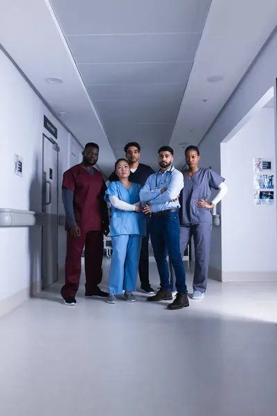 Retrato Diversos Médicos Masculinos Femininos Corredor Hospitalar Medicina Cuidados Saúde — Fotografia de Stock