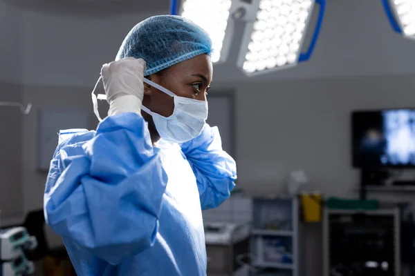 African American Female Doctor Wearing Face Mask Hospital Operating Room — Stock Photo, Image