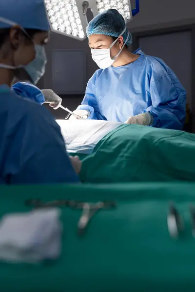 Olika Kvinnliga Läkare Med Ansiktsmask Gör Operation Grupp Läkare Sjukhus — Stockfoto