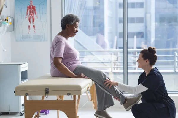 Diverse Ältere Patientinnen Üben Bein Und Ärztin Beraten Krankenhauszimmer Medizin — Stockfoto