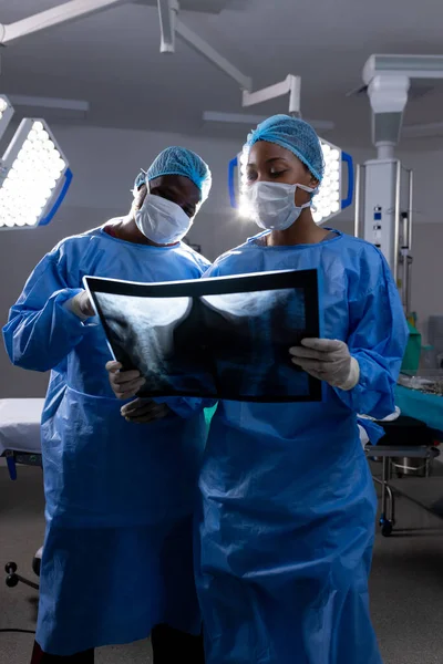 Hastanedeki Röntgenlere Bakan Maskeli Afro Amerikan Erkek Kadın Doktorlar Laç — Stok fotoğraf