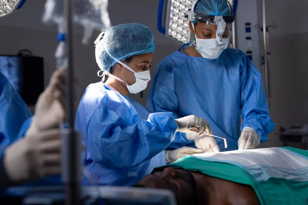 Diversas Doctoras Con Mascarillas Haciendo Cirugía Quirófano Del Hospital Medicina — Foto de Stock