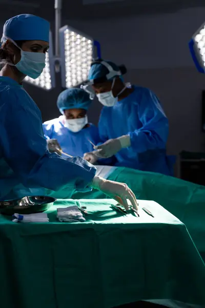 Diversas Doctoras Con Mascarillas Haciendo Cirugía Quirófano Del Hospital Medicina —  Fotos de Stock
