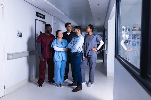 Heureux Médecins Masculins Féminins Parlant Dans Couloir Hôpital Médecine Soins — Photo