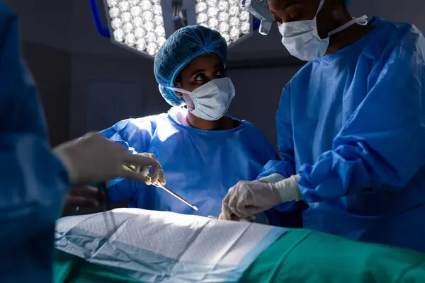 Yüzü Maskeli Çeşitli Kadın Doktorlar Hastane Ameliyathanesinde Ameliyat Yapıyorlar Laç — Stok fotoğraf