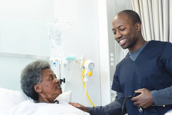Glad Afrikansk Manlig Läkare Som Pratar Med Kvinnlig Patient Sjukhuset — Stockfoto