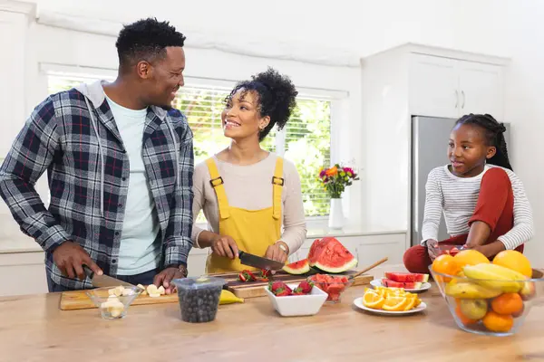 快乐的非洲裔美国家庭在厨房里用水果准备新鲜的小吃 复制空间 养育子女 食品和饮料 家庭生活和健康的生活方式 — 图库照片