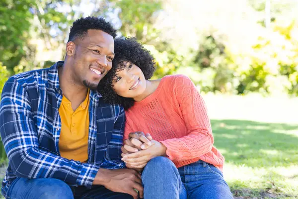 Glad Afrikansk Amerikansk Par Omfamna Och Hålla Hand Trappor Solig — Stockfoto