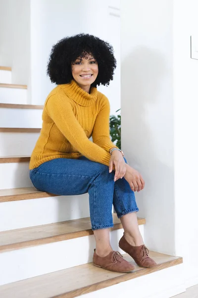 Szczęśliwa Afroamerykanka Siedząca Schodach Domu Kopiująca Przestrzeń Wewnątrz Ekspresja Gestykulacja — Zdjęcie stockowe
