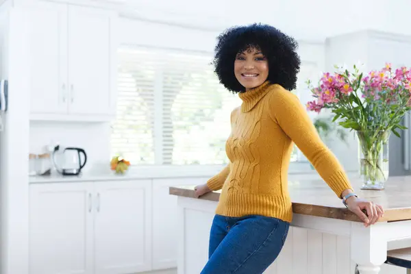 Glückliche Afrikanisch Amerikanische Frau Küchentisch Hause Kopierraum Drinnen Ausdruck Gestik — Stockfoto