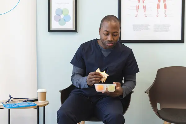 Afrikanisch Amerikanischer Arzt Mit Peelings Beim Essen Zum Mitnehmen Wartezimmer — Stockfoto