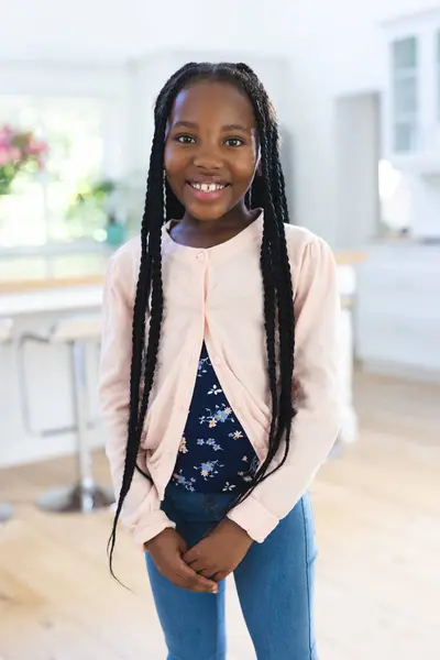 Chica Afroamericana Feliz Pie Tomados Mano Casa Espacio Copia Infancia —  Fotos de Stock