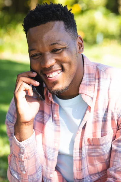 Счастливый Африканский Американец Сидит Лестнице Разговаривает Смартфону Солнечном Саду Копирует — стоковое фото