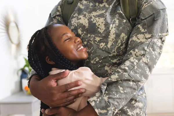 Feliz Soldado Afroamericano Abrazando Hija Casa Copiando Espacio Paternidad Infancia —  Fotos de Stock