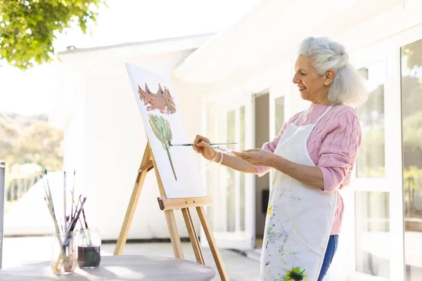 Vrolijk Kaukasisch Senior Vrouw Schilderen Doek Zonnig Terras Lifestyle Pensionering — Stockfoto