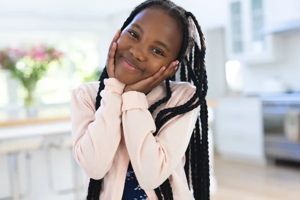 Šťastná Africká Americká Dívka Stojící Rukama Tváři Doma Kopírujte Prostor — Stock fotografie