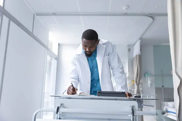 Afro Amerikan Erkek Doktor Tablet Kullanıyor Hastane Odasında Alıyor Laç — Stok fotoğraf