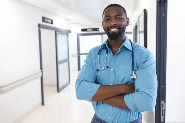 Πορτρέτο Του Χαρούμενου Αφροαμερικανού Γιατρού Στο Διάδρομο Του Νοσοκομείου Αντίγραφο — Φωτογραφία Αρχείου