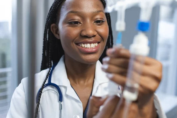 Felice Dottoressa Afroamericana Vestita Laboratorio Che Applica Flebo Nella Stanza — Foto Stock