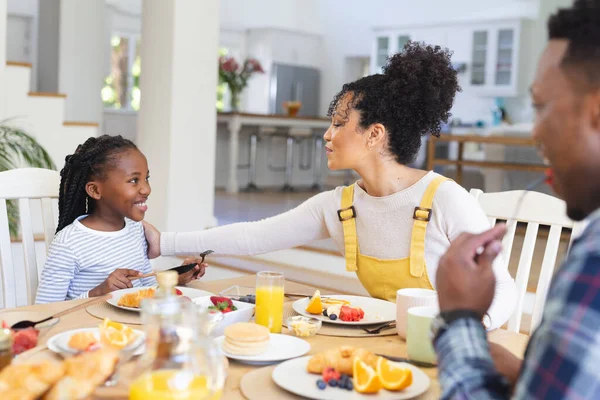 Mutlu Afro Amerikan Ailesi Evdeki Yemek Odasında Taze Meyve Atıştırmalıkları — Stok fotoğraf