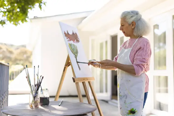 Blanke Oudere Vrouw Schilderen Doek Zonnig Terras Lifestyle Pensionering Hogere — Stockfoto