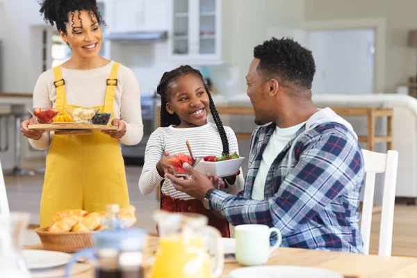 Mutlu Afro Amerikan Ailesi Evdeki Yemek Odasına Taze Meyve Getiriyor — Stok fotoğraf