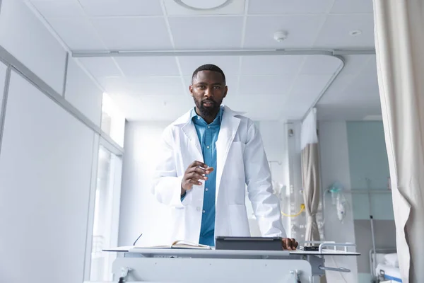 Afroamerikansk Manlig Läkare Som Har Videosamtal Sjukhusrummet Medicin Sjukvård Kommunikation — Stockfoto
